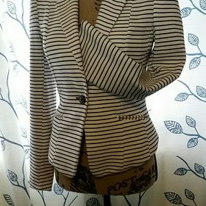 White & dk navy fitted blazer